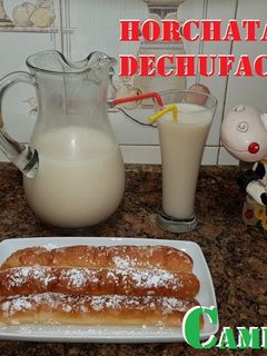 Una foto de Horchata artesana de chufa concentrada con fartons