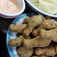Patitas de alitas, con puré y alioli de morrón