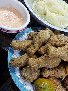 Una foto de Patitas de alitas, con puré y alioli de morrón