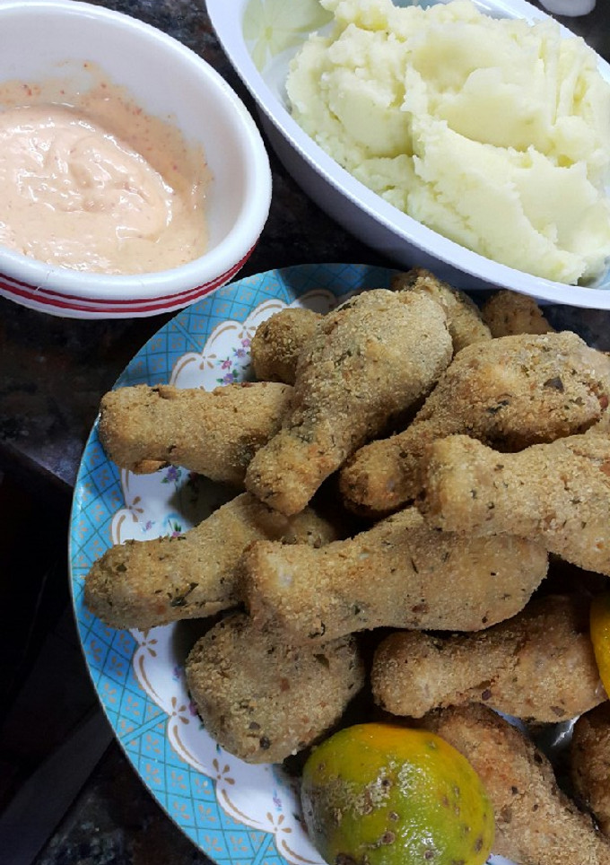 Una foto de Patitas de alitas, con puré y alioli de morrón