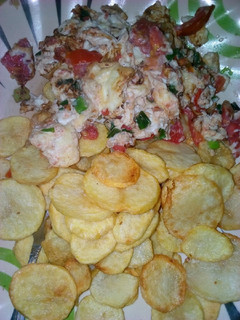 A picture of Crispy potatoes chips with garlic scrambled egg.