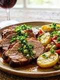 Batatas à Lusofrancesa com Carne Assada e Cheiro Verde Aromático