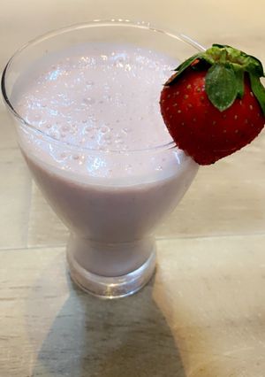 صورة لوصفة سموذي فراوله بطريقتي روعه 🍓😍
