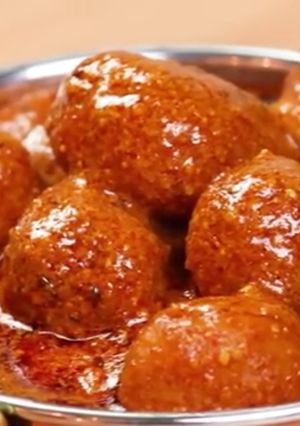 કાશ્મીરી દમ આલુ (Kashmiri Dum Alu Recipe In Gujarati) રેસીપી મુખ્ય ફોટો