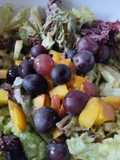 Ensalada🥗 de manzana🍏, uvas🍇, durazno🍑 y lechuga crespa morada🥙🥬