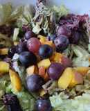Ensalada🥗 de manzana🍏, uvas🍇, durazno🍑 y lechuga crespa morada🥙🥬