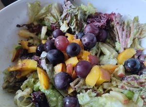 Una foto de Ensalada🥗 de manzana🍏, uvas🍇, durazno🍑 y lechuga crespa morada🥙🥬