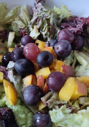 Una foto de Ensalada🥗 de manzana🍏, uvas🍇, durazno🍑 y lechuga crespa morada🥙🥬