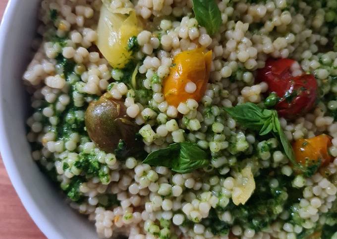 Pearl couscous with tomatoes and pesto 🍃