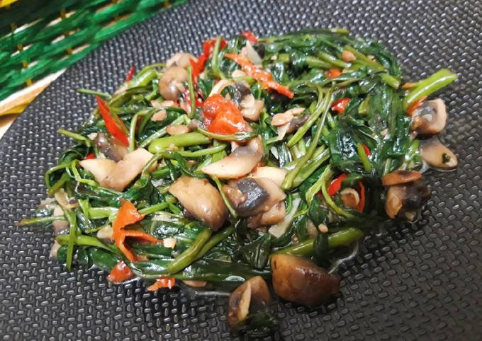 Cara Gampang Menyajikan Tumis kangkung jamur tauco yang Bisa Manjain Lidah