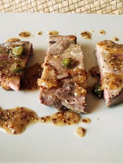 Una foto de Chuleta de cerdo, salsa de mostaza y encurtidos
