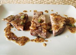 Foto principal de Chuleta de cerdo, salsa de mostaza y encurtidos