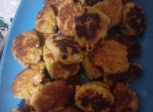 Una foto de Tortitas de papa con avena rellenas de zanahoria y queso 🥔🥕🧀😋