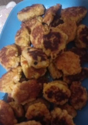 Una foto de Tortitas de papa con avena rellenas de zanahoria y queso 🥔🥕🧀😋
