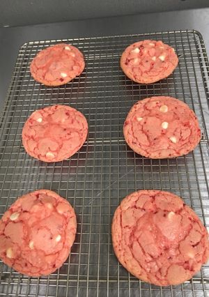 A picture of Strawberry white chocolate chip cookies.