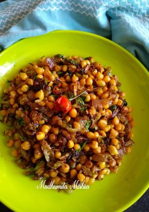 A picture of Dry Chana Masala.