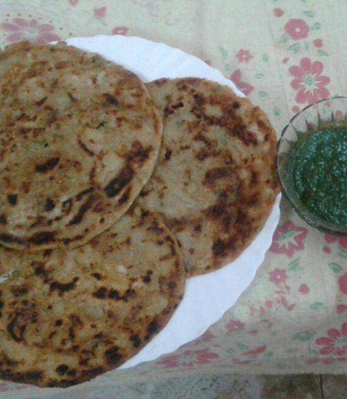 A picture of Aloo ka paratha.