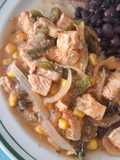 Pechugas con rajas y elote en caldillo de jitomate