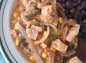 Una foto de Pechugas con rajas y elote en caldillo de jitomate