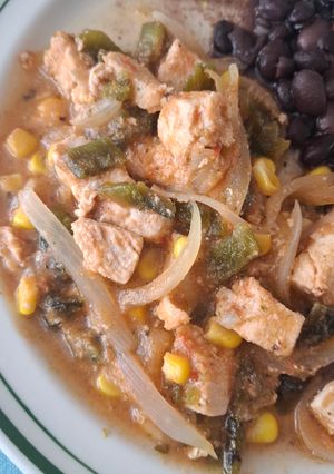 Una foto de Pechugas con rajas y elote en caldillo de jitomate