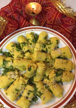 A picture of Khandwi Rolls.