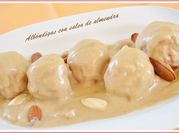 Una foto de albóndigas en salsa de almendras