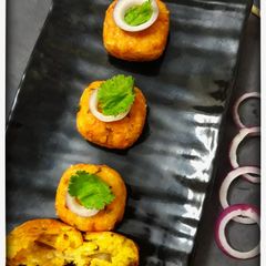 A picture of Cheese stuffed rice fritters.