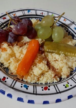 Une photo de Couscous aux légumes et aux raisins secs et frais 🍇