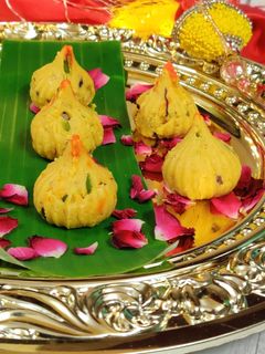 केसर पिस्ता मोदक (Kesar Pista Modak recipe in Hindi) रेसिपी मुख्य फोटो