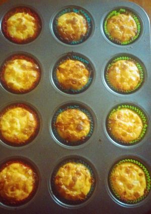 Una foto de Muffins salados de albahaca y queso