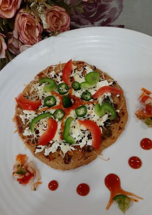 आटा पिज़्ज़ा (Atta Pizza recipe in Hindi) रेसिपी मुख्य फोटो
