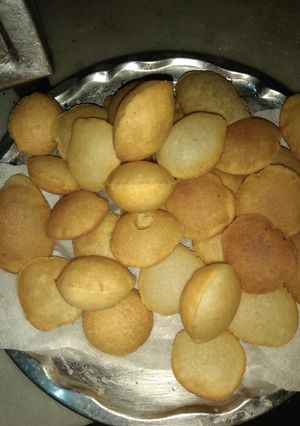 A picture of Sooji ki pani Puri.