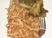 Una foto de pasta con pollo guisado