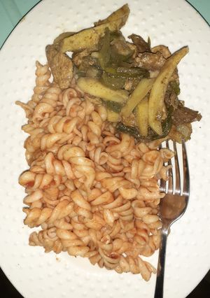 Una foto de Pasta con pollo salteado