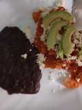 Chilaquiles rojos con queso y aguacate para la mañana