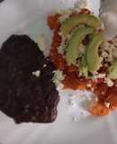 Chilaquiles rojos con queso y aguacate para la mañana