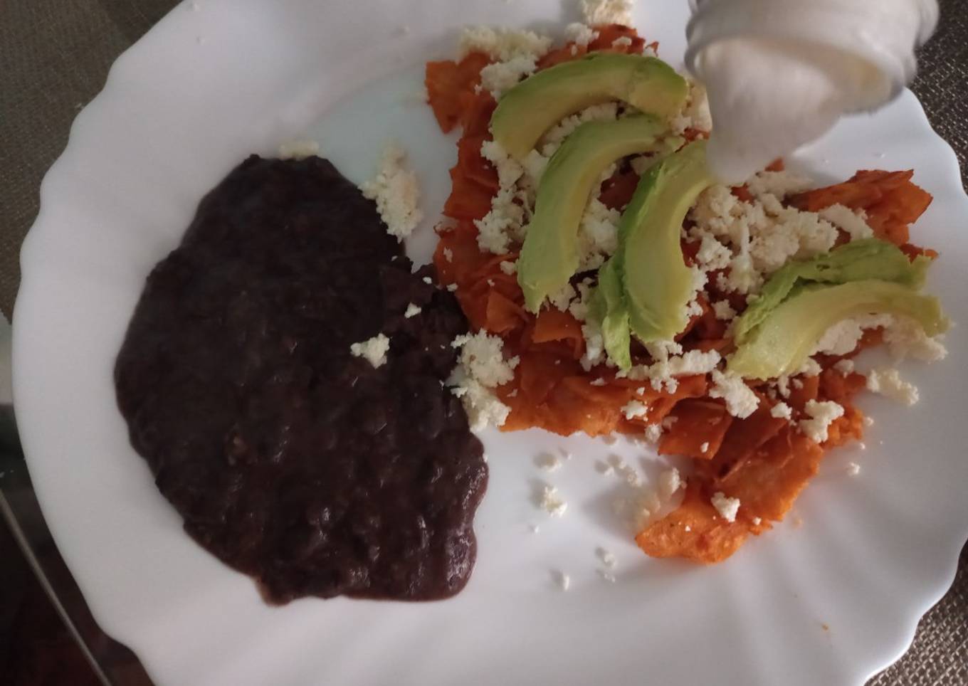 Chilaquiles rojos con queso y aguacate para la mañana