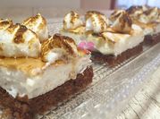 Una foto de pasteles de repostería