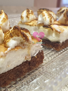 Una foto de Pastel de Bizcocho de Chocolate con Merengue