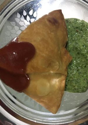 સમોસા (Samosa Recipe In Gujarati) રેસીપી મુખ્ય ફોટો