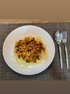 Una foto de Espaguetis en salsa roja y champiñones 🍝