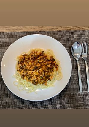 Una foto de Espaguetis en salsa roja y champiñones 🍝