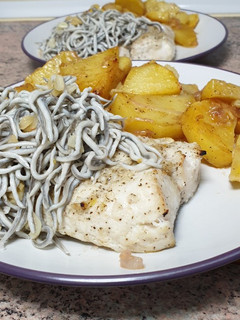 Una foto de Merluza al ajo con topping de gulas
