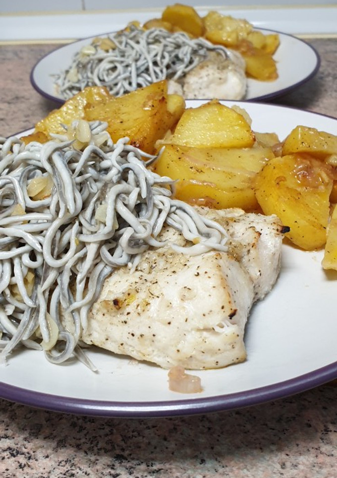 Una foto de Merluza al ajo con topping de gulas