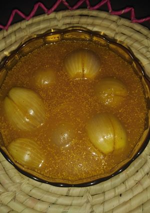 A picture of Sindhi Basaran ji khattanr.(onion pickle).
