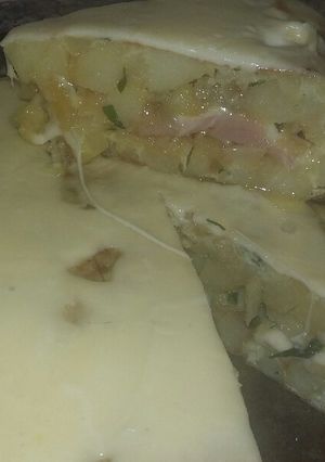 Una foto de Tortilla rellena!!!jamón y queso, súper grande!!!😊😍