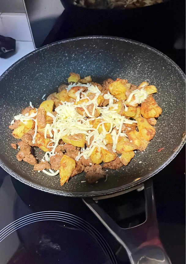 Una foto de Carne con patatas y salsa barbacoa crème