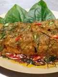 ปลาทอดราดซอสเครื่องแกง