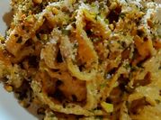 Una foto di tagliatelle ai funghi e panna