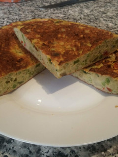 Una foto de Tortilla de puré de patatas con verdura